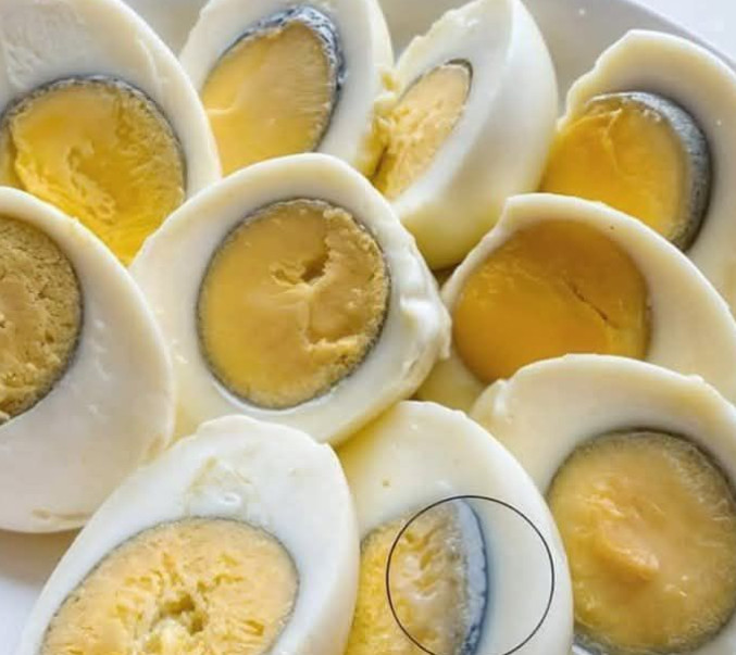 🥚 Zašto žumance tvrdo kuvanog jajeta ponekad ima zelenu boju – i da li je bezbedno za jelo? 🥚 Zašto žumance tvrdo kuvanog jajeta ponekad ima zelenu boju – i da li je bezbedno za jelo? - featured image