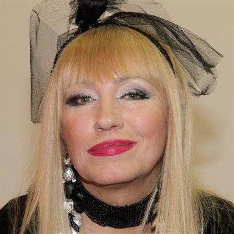 Pala na najniže grane, a do nedavno punila dvorane! Pjevačica (71) skuplja sve što nađe pored kontejnera - featured image