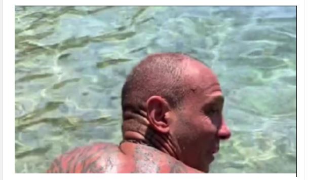 Bio sam u Grčkoj, a kada sam IZAŠAO IZ MORA SA OVIM NA LEĐIMA ljudi su bežali od mene i vrištali: Snimak zbog kog je internet POLUDEO – i jeziv i neverovatan u isto vreme - featured image