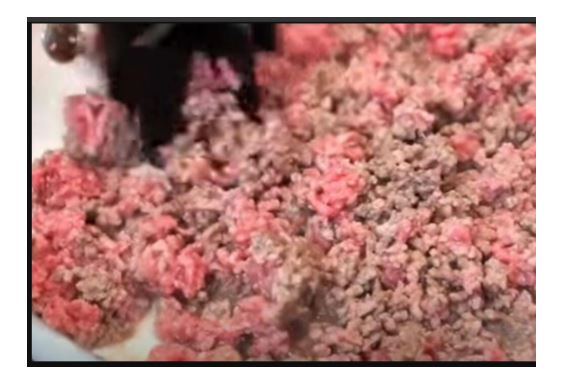 ZAŠTO SE PRVO PRŽI MLJEVENO MESO, PA SE TEK ONDA DODAJE CRNI LUK? Kuvarica otkrila tajnu, LJUDI ZINULI OD ŠOKA - featured image