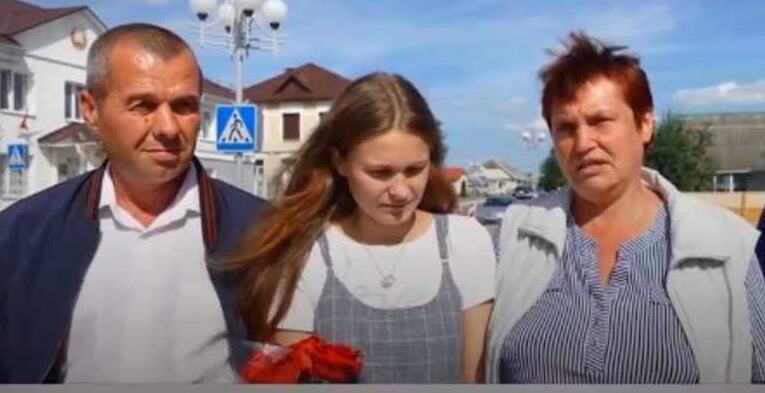 Julija je imala 4 godine kada je nestala iz voza pred očima oca Viktora: 20 godina kasnije pronašla je svoju sliku u novinama, a epilog priče je neverovatan - featured image