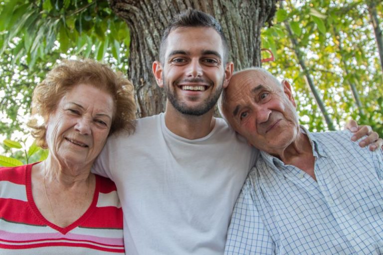 “Javno se odričemo našeg sina, on, zajedno sa snajkom, za nas više jednostavno ne postoji”: Roditelji se odrekli sina preko novina a njegova reakcija šokira - featured image
