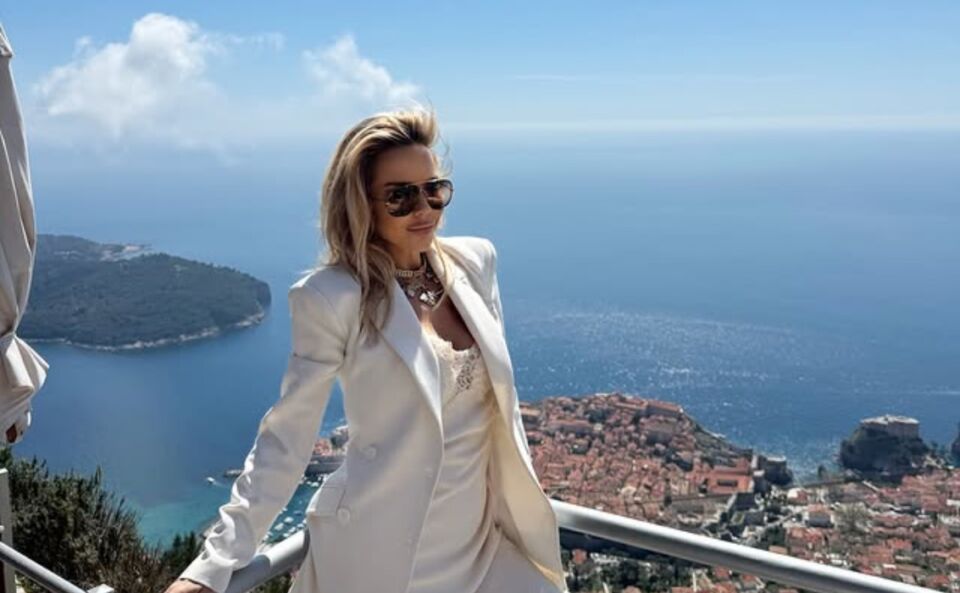 Najbogatija pevačica na Balkanu živi u tolikom luksuzu da ne zna šta je pegla: Kućni poslovi joj se gade, a sve je u životu postigla sama - featured image