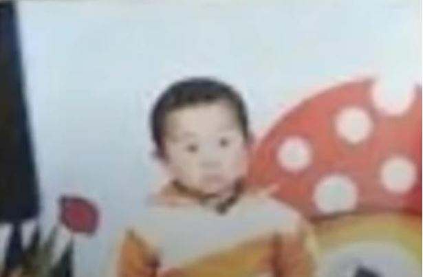 Rekli su mi “Vaš sin je nestao”: Majka 32 godine prevrtala nebo i zemlju, a onda je istina pogodila kao grom “Bio je kod kuće…” - featured image