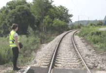 Majka (32) se sa kćerkom (2) bacila pod voz, otkrivena potresna oproštajna poruka: Svekrva i svekar su joj 0v0 radili djeci, a nju su svaki dan.. Majka (32) se sa kćerkom (2) bacila pod voz, otkrivena potresna oproštajna poruka: Svekrva i svekar su joj 0v0 radili djeci, a nju su svaki dan.. - featured image