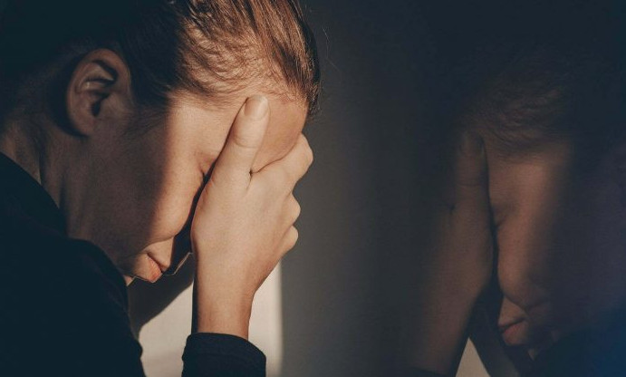 Kako prepoznati emocionalno nestabilnu osobu koja glumi da je “sasvim normalna”? Obratite pažnju na NJIHOVE rečenice i reakcije - featured image