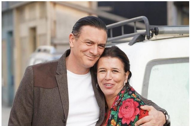 Naš glumac napravio kuću na selu pa sa ženom manekenkom okopava baštu: “Gajim kokoške, svinje i ovce – ovde je život” - featured image