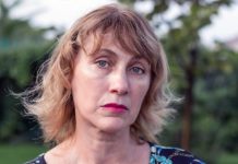 Žene 50+ nikako ne treba da biraju ovu frizuru i boju kose: Čini da izgledaju starije i umorno Žene 50+ nikako ne treba da biraju ovu frizuru i boju kose: Čini da izgledaju starije i umorno - featured image