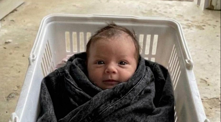 Na svom trijemu pronašla sam bebu zamotanu u traper jaknu moje nestale kćeri — a poruka koju sam izvukla iz džepa toliko me sledila da su mi se ruke počele tresti. - featured image Na svom trijemu pronašla sam bebu zamotanu u traper jaknu moje nestale kćeri — a poruka koju sam izvukla iz džepa toliko me sledila da su mi se ruke počele tresti. - featured image
