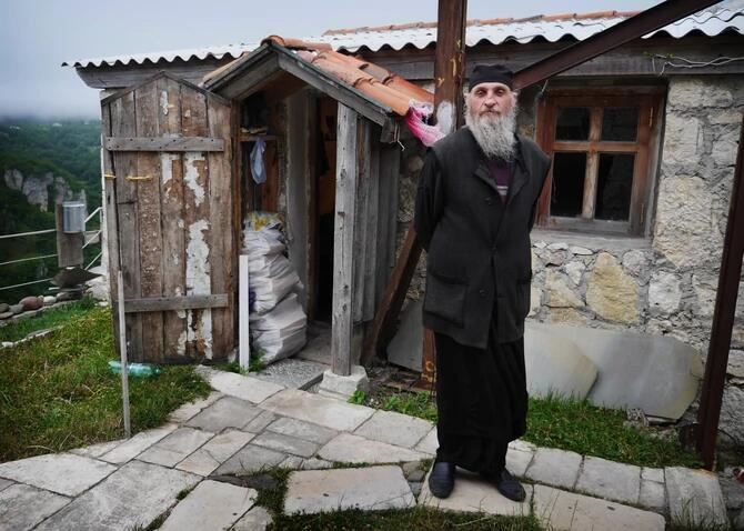 Kada vam neka osoba čini zlo i nanosi vam veliku bol, uradite samo ovu stvar i ponovo ćete naći svoj put ka sreći: Moćan savet monaha sa Svete Gore - featured image