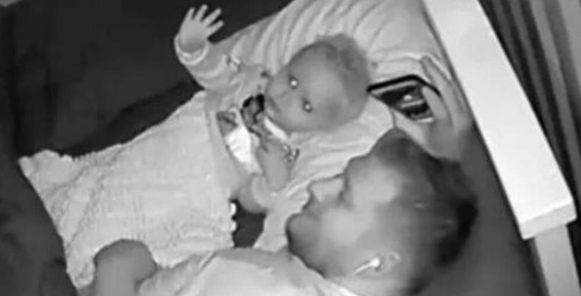 BEBA JE IZ KREVETA UPORNO MAHALA NEKOME: Kada je otac pregledao SNIMAK, umro je od straha (VIDEO) - featured image