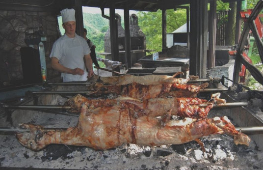 Najeo se jagnjetine u Jablanici, pa pobjegao: Konobar ga ganjao do Banja Luke a pogledajte sta se desilo kad ga je uhvatio!!! - featured image