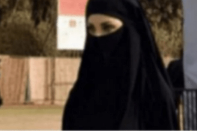 Na glavi burka, a dole haos, bruka i sramota: Ova djevojka je postala viralni hit, dobro pogledajte donji dio slike, auu - featured image