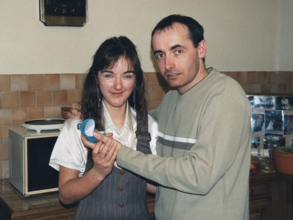 Darko iz Aleksinca oženio Albanku, a kad su njeni videli šta ima u kući umalo se prevrnuli od šoka: Rodila mu sina i ćerku, a onda je usledio pakao - featured image Darko iz Aleksinca oženio Albanku, a kad su njeni videli šta ima u kući umalo se prevrnuli od šoka: Rodila mu sina i ćerku, a onda je usledio pakao - featured image