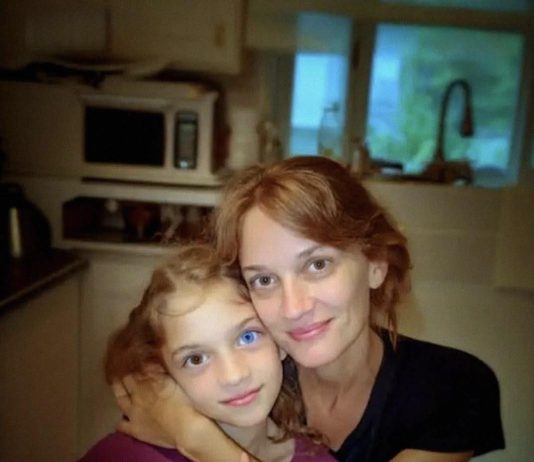 Usvojila sam djevojčicu s očima mog pokojnog muža — a godinu dana kasnije pronašla sam fotografiju u njenom rancu koja mi je sledila krv u žilama. Usvojila sam djevojčicu s očima mog pokojnog muža — a godinu dana kasnije pronašla sam fotografiju u njenom rancu koja mi je sledila krv u žilama. - featured image