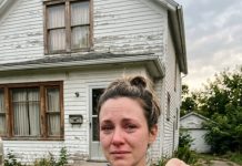 Nakon dvadeset godina otkupila sam na aukciji kuću svog djetinjstva… Ali prve noći nakon povratka, majka me nazvala plačući i preklinjala: „Molim te, reci mi da nisi pronašla sobu koju je tvoj otac zazidao…” — i kad sam shvatila što se skrivalo iza tog zida, sve što sam mislila da znam o svojoj obitelji raspalo se u jednom jedinom trenutku… 😱😱 Nakon dvadeset godina otkupila sam na aukciji kuću svog djetinjstva… Ali prve noći nakon povratka, majka me nazvala plačući i preklinjala: „Molim te, reci mi da nisi pronašla sobu koju je tvoj otac zazidao…” — i kad sam shvatila što se skrivalo iza tog zida, sve što sam mislila da znam o svojoj obitelji raspalo se u jednom jedinom trenutku… 😱😱 - featured image