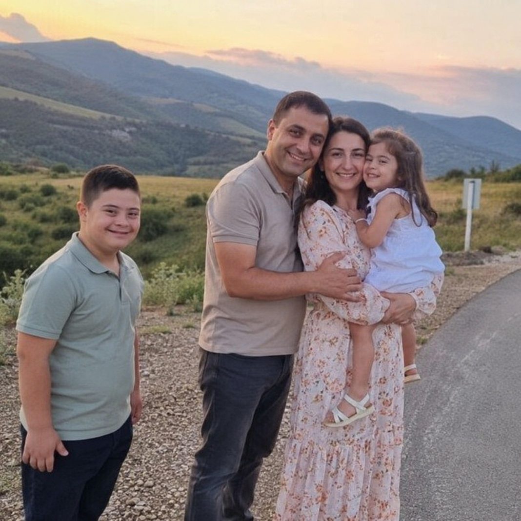Moj sin imao je Downov sindrom, a ja sam mislila da ne razumije kako se ponašamo prema njemu… sve dok nisam pronašla pismo ispod njegova jastuka, a prvi redak glasio je: Mama, ja znam… 💔 - featured image Moj sin imao je Downov sindrom, a ja sam mislila da ne razumije kako se ponašamo prema njemu… sve dok nisam pronašla pismo ispod njegova jastuka, a prvi redak glasio je: Mama, ja znam… 💔 - featured image