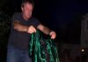 Moj otac preljubnik je spalio sve mamine stvari stare 30 godina nakon što je podnijela zahtjev za razvod — ali paket koji je sutradan stigao na njegovu adresu natjerao ga je da moli za milost. Moj otac preljubnik je spalio sve mamine stvari stare 30 godina nakon što je podnijela zahtjev za razvod — ali paket koji je sutradan stigao na njegovu adresu natjerao ga je da moli za milost. - featured image