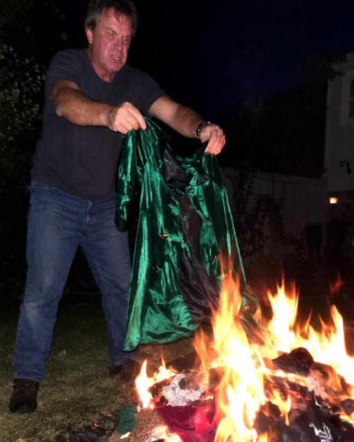 Moj otac preljubnik je spalio sve mamine stvari stare 30 godina nakon što je podnijela zahtjev za razvod — ali paket koji je sutradan stigao na njegovu adresu natjerao ga je da moli za milost. - featured image