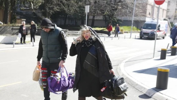 Pala na najniže grane, a do nedavno punila dvorane! Pjevačica (71) skuplja sve što nađe pored kontejnera: “Ne bih mogla da živim samo od penzije, izdao me moj glas ali i porodica” - featured image