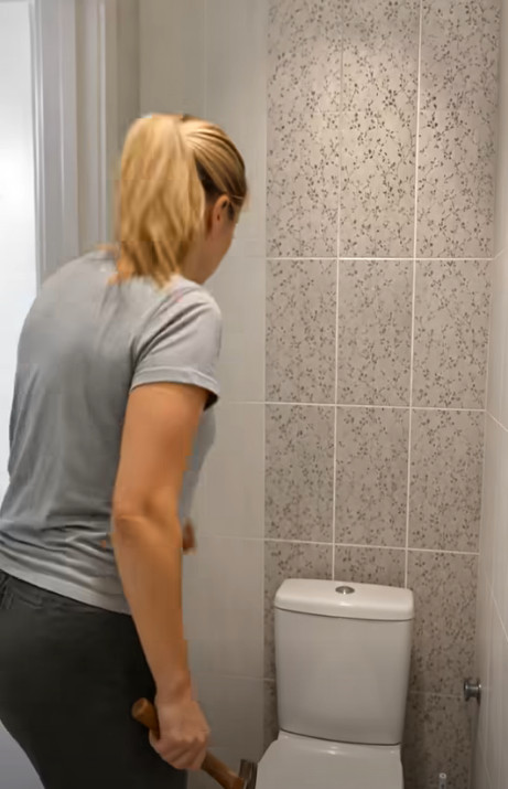 Dok muž nije bio kod kuće, svekar mi je rekao da uzmem čekić i razbijem pločicu iza toaleta: iza pločice sam vidjela rupu, a u toj rupi se skrilo nešto strašno 😱😱 - featured image