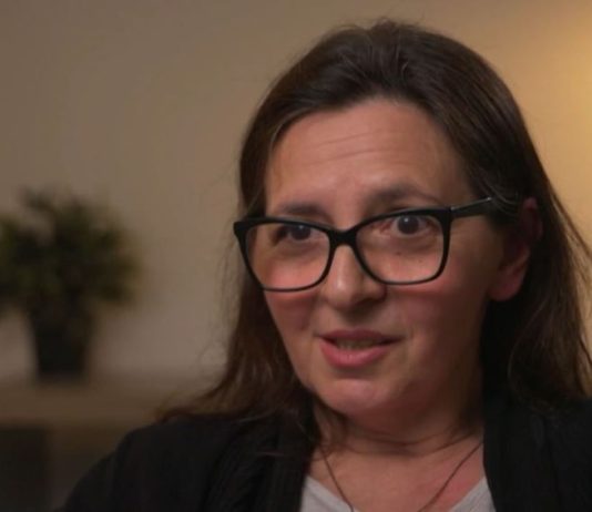 Jadranka je nakon smrti roditelja nasledila 2 saksije, a njen brat 3 kuće i 2 placa: Ali tek nakon ovih reči shvatila je surovu istinu koja joj je slomila srce Jadranka je nakon smrti roditelja nasledila 2 saksije, a njen brat 3 kuće i 2 placa: Ali tek nakon ovih reči shvatila je surovu istinu koja joj je slomila srce - featured image