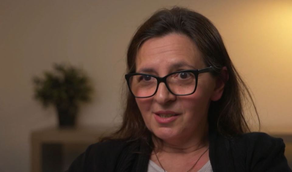 Jadranka je nakon smrti roditelja nasledila 2 saksije, a njen brat 3 kuće i 2 placa: Ali tek nakon ovih reči shvatila je surovu istinu koja joj je slomila srce - featured image Jadranka je nakon smrti roditelja nasledila 2 saksije, a njen brat 3 kuće i 2 placa: Ali tek nakon ovih reči shvatila je surovu istinu koja joj je slomila srce - featured image