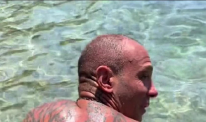 Bio sam u Grčkoj, a kada sam IZAŠAO IZ MORA SA OVIM NA LEĐIMA ljudi su bežali od mene i vrištali: Snimak zbog kog je internet POLUDEO – i jeziv i neverovatan u isto vreme - featured image