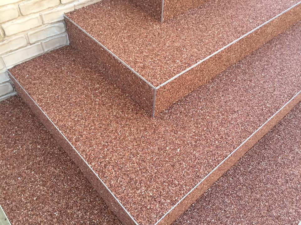 Prekrijte stare pločice na terasi kamenim tepihom i istražite najnoviji trend podova za balkone i stubišta - featured image