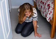 Posle sahrane jedine ćerke muž me je nagovarao da bacim njene stvari. U njenoj sobi našla sam poruku: “Mama, ako ovo čitaš… samo pogledaj ispod kreveta” Posle sahrane jedine ćerke muž me je nagovarao da bacim njene stvari. U njenoj sobi našla sam poruku: “Mama, ako ovo čitaš… samo pogledaj ispod kreveta” - featured image