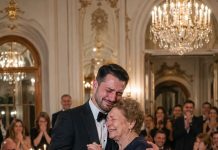 Kad je umišljena mladenka otjerala svekrvu iz obiteljskih fotografija zbog stare haljine, nije slutila da će mladoženja usred svadbenog plesa izabrati majku i razotkriti tajnu koja je čekala godinama Kad je umišljena mladenka otjerala svekrvu iz obiteljskih fotografija zbog stare haljine, nije slutila da će mladoženja usred svadbenog plesa izabrati majku i razotkriti tajnu koja je čekala godinama - featured image