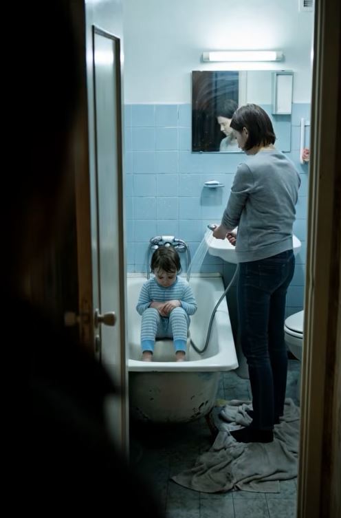 Moja 7-godišnja kći postajala je tiha svake večeri nakon što ju je moja žena odvela u kupaonicu… A onda sam jedne noći pogledao kroz malo otvorena vrata, i ono što sam vidio sledilo me na mjestu - featured image
