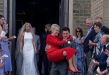 Dok smo izlazili iz crkve nakon što smo izrekli bračne zavjete, moj muž je podigao svoju majku umjesto mene jer je „i ona htjela da to doživi“ — ono što je moja mama uradila sljedeće šokiralo je sve. Dok smo izlazili iz crkve nakon što smo izrekli bračne zavjete, moj muž je podigao svoju majku umjesto mene jer je „i ona htjela da to doživi“ — ono što je moja mama uradila sljedeće šokiralo je sve. - featured image