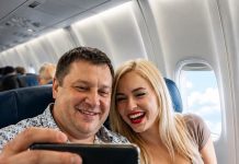 Moj muž je potajno otputovao na odmor sa svojom ljubavnicom i poslao mi fotografiju na kojoj ljubi mladu ljepoticu uz poruku: „Zbogom, jadnice. Ostavljam te bez ičega.” 😢 Moj muž je potajno otputovao na odmor sa svojom ljubavnicom i poslao mi fotografiju na kojoj ljubi mladu ljepoticu uz poruku: „Zbogom, jadnice. Ostavljam te bez ičega.” 😢 - featured image
