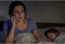 Mama me je nazvala noću: „Kada ćeš pokupiti dijete? Već mjesec dana sjedim s njom.” Zaledila sam se: „Mama… moja kćerka spava pored mene.” Mama me je nazvala noću: „Kada ćeš pokupiti dijete? Već mjesec dana sjedim s njom.” Zaledila sam se: „Mama… moja kćerka spava pored mene.” - featured image