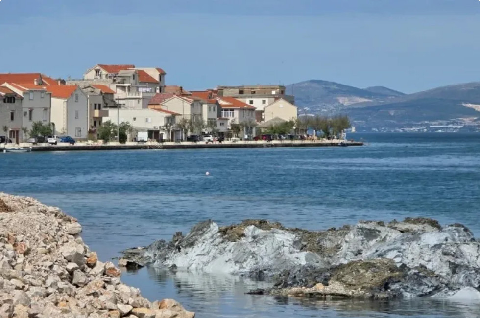 Zastrašujuće otkriće u Hrvatskoj. Na popularnoj plaži izronilo “čudovište” - featured image