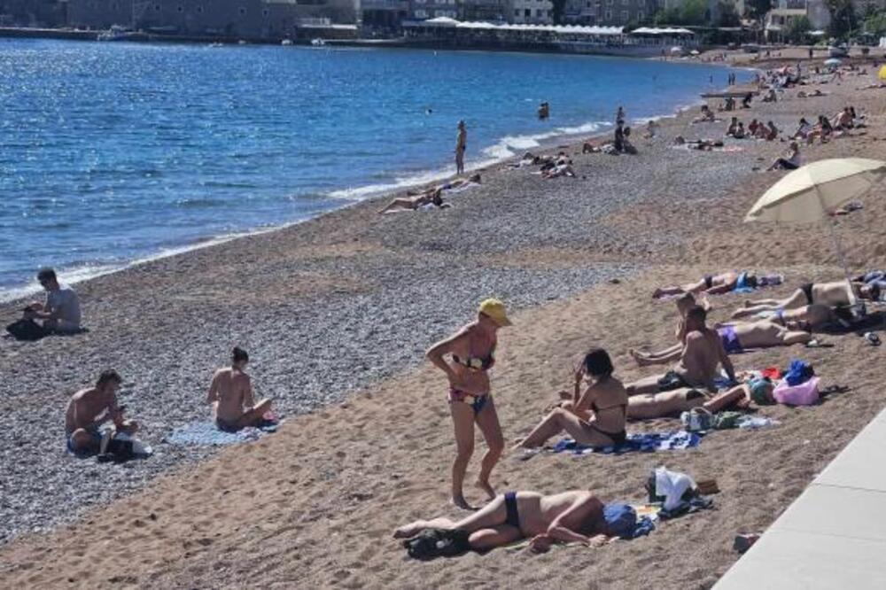 ŽENA NA PLAŽI U CRNOJ GORI ŠOKIRALA LJUDE: Ne kupa se, SVI GLEDAJU ŠTA DRŽI U RUKAMA – “ovo je kraj sveta” (VIDEO) - featured image