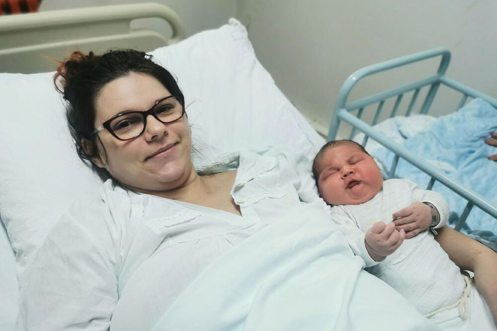 KADA SE RODIO, ČITAV BALKAN JE ZANIJEMIO! Kako danas izgleda BEBA DŽIN iz Milanovca: Sa 5 mjeseci imao 10kg, ima i HIT NADIMAK (FOTO) - featured image KADA SE RODIO, ČITAV BALKAN JE ZANIJEMIO! Kako danas izgleda BEBA DŽIN iz Milanovca: Sa 5 mjeseci imao 10kg, ima i HIT NADIMAK (FOTO) - featured image