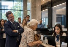 Milijunaš se nasmijao kad je 90-godišnja starica zatražila da provjeri stanje na računu. Nekoliko trenutaka kasnije cijela je banka ostala bez riječi. Milijunaš se nasmijao kad je 90-godišnja starica zatražila da provjeri stanje na računu. Nekoliko trenutaka kasnije cijela je banka ostala bez riječi. - featured image