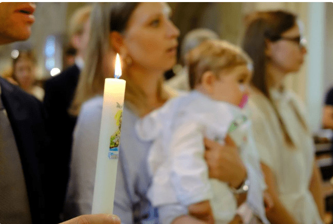 Zašto se kumstvo ne odbija? Postoji jezivo verovanje, i ima razlike da li se povlačite sa venčanja ili krštenja - featured image