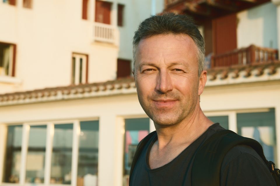 Švalera ćete odmah prepoznati na prvi pogled: Svaki ženskaroš ima ovih 5 ključnih osobina - featured image Švalera ćete odmah prepoznati na prvi pogled: Svaki ženskaroš ima ovih 5 ključnih osobina - featured image