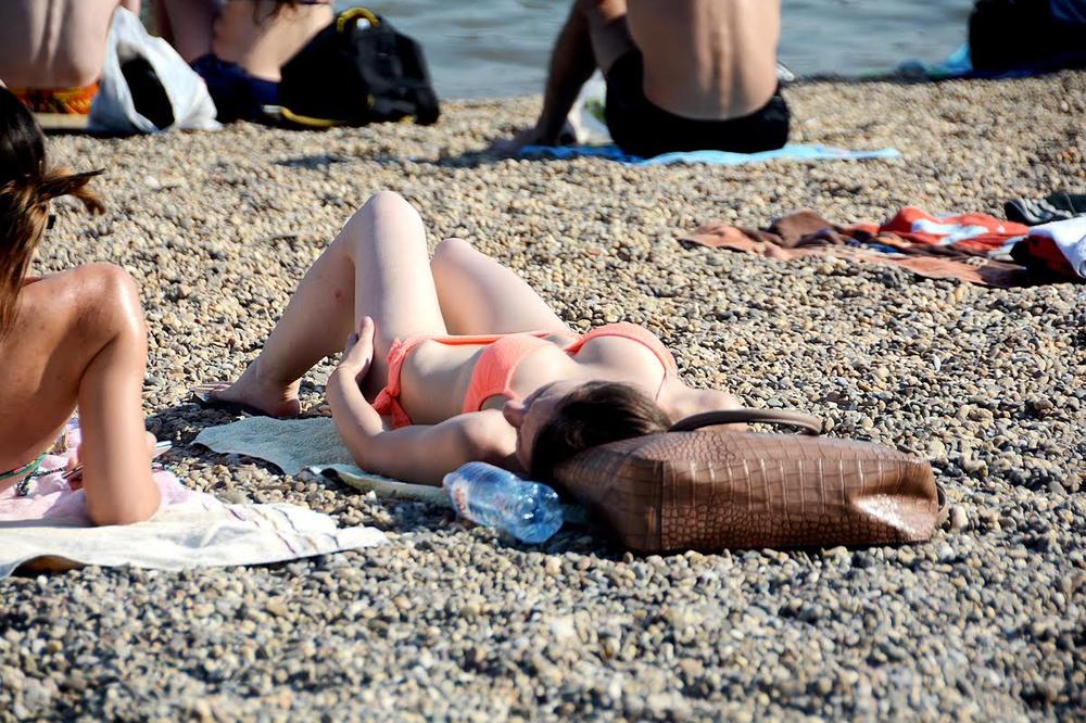 “OTIŠLA SAM NA NUDISTIČKU PLAŽU NA ADI CIGANLIJI I POBEGLA POSLE POLA SATA” Kad je videla šta muškarci rade zaledila sam se…. - featured image