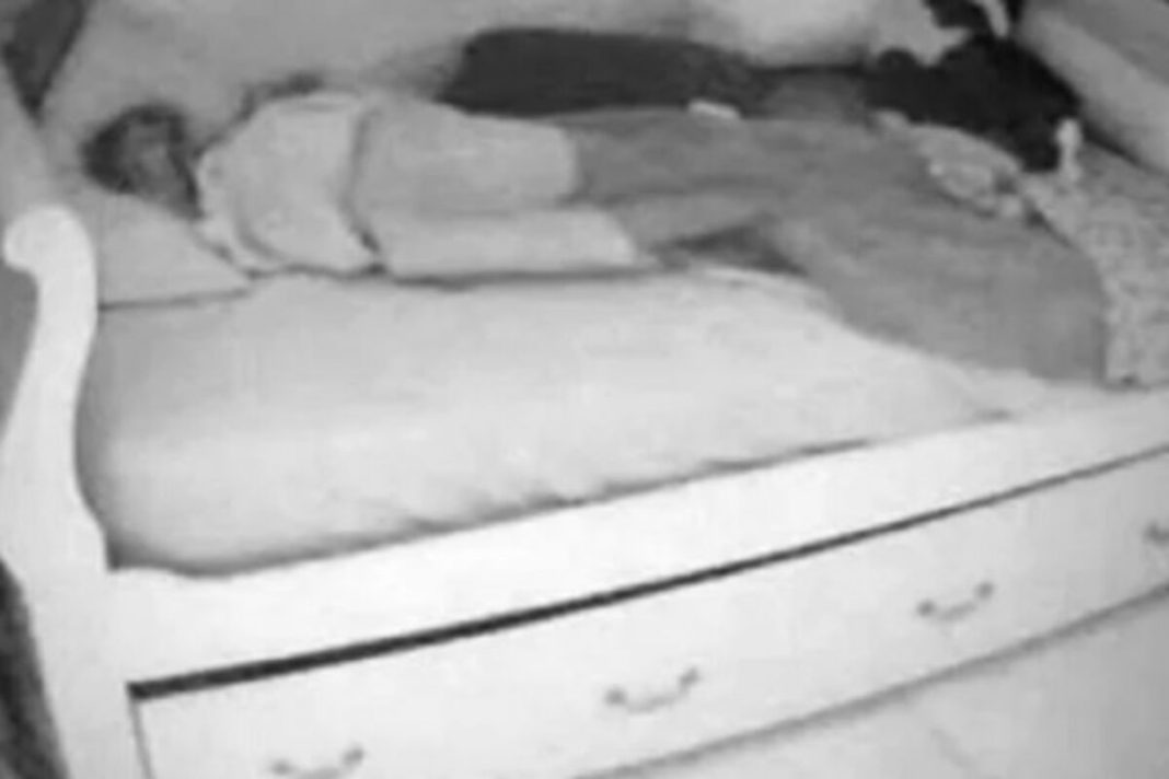 Sakrila kameru u sobu svoje kćerke jer je sumnjala da dovodi dečka noću, istina je biIa mnogo gora: Kada je vidjela šta je izašIo ispod kreveta prestarvila se……(Video) - featured image Sakrila kameru u sobu svoje kćerke jer je sumnjala da dovodi dečka noću, istina je biIa mnogo gora: Kada je vidjela šta je izašIo ispod kreveta prestarvila se……(Video) - featured image