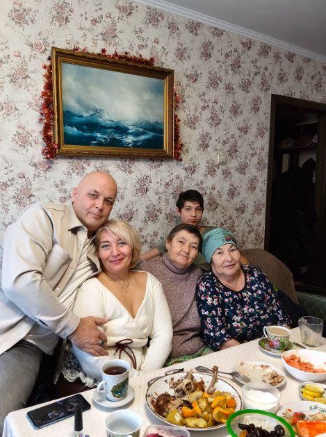 Moj otac pozvao je tri žene na svoj 70. rođendan i rekao: „Svima vama lagao sam 25 godina.” Moja majka je problijedjela, a ja sam očekivao najgore… sve dok nije stavio staru medicinsku mapu na stol… - featured image
