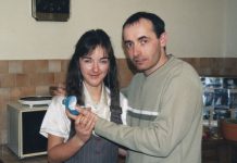 Darko iz Aleksinca oženio Albanku, a kad su njeni videli šta ima u kući umalo se prevrnuli od šoka: Rodila mu sina i ćerku, a onda je usledio pakao Darko iz Aleksinca oženio Albanku, a kad su njeni videli šta ima u kući umalo se prevrnuli od šoka: Rodila mu sina i ćerku, a onda je usledio pakao - featured image